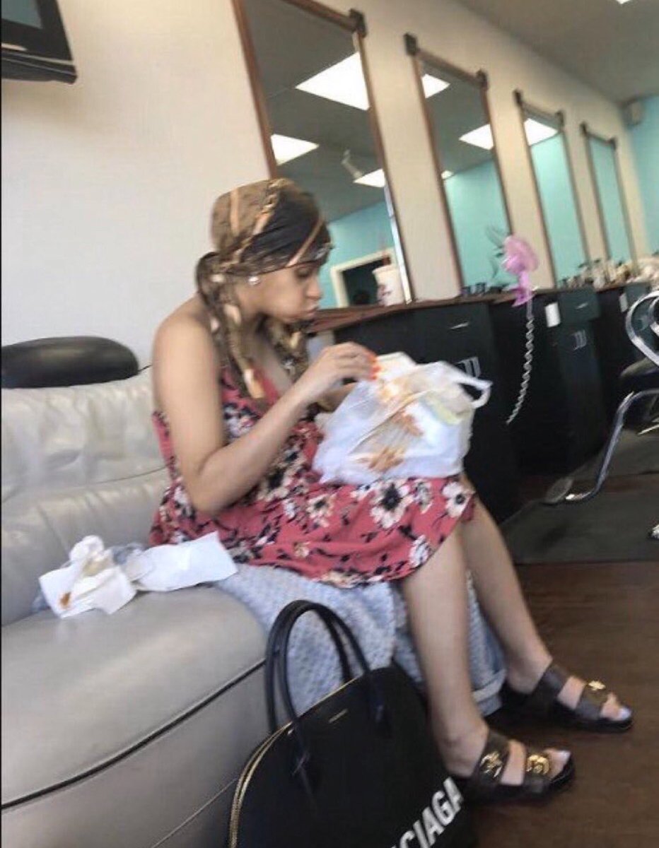 tropicalpetras's tweet photo. searching for my lipgloss in my bag pon di cutie hair salon https://t.co/ybEaGWF79a