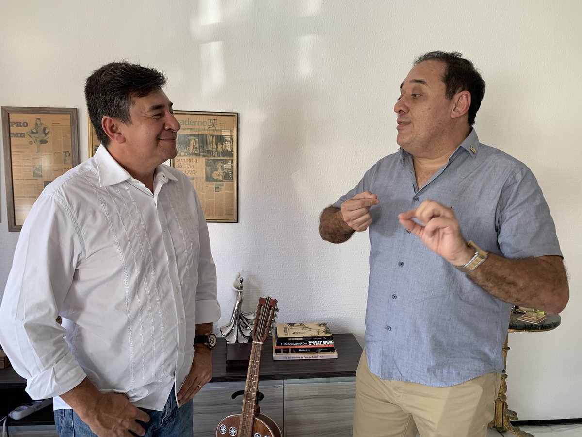 Amigos, aceitei com muita alegria, o convite do amigo Neto Feitosa, prefeito eleito de Aiuaba-CE, para ser seu secretário de cultura. 

Que Deus nos abençoe nesta nova missão, que é de contribuir com o fortalecimento da cultura do município e valorizar os artistas locais.