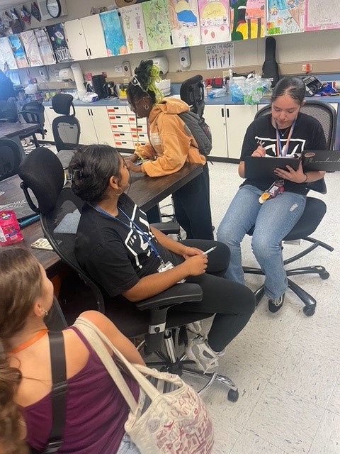 agreenersource's tweet image. 🍂 Fall is the season of giving! Greener Source donated 48 stools, teacher chairs, and cozy ottomans to Cesar Chavez Middle School, creating inspiring spaces for learning. 💚✨ #FallVibes #FurnitureDonation #GreenerSource