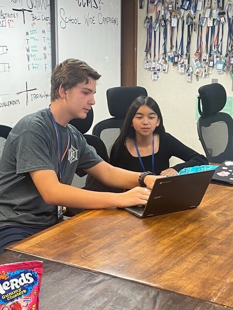 agreenersource's tweet image. 🍂 Fall is the season of giving! Greener Source donated 48 stools, teacher chairs, and cozy ottomans to Cesar Chavez Middle School, creating inspiring spaces for learning. 💚✨ #FallVibes #FurnitureDonation #GreenerSource