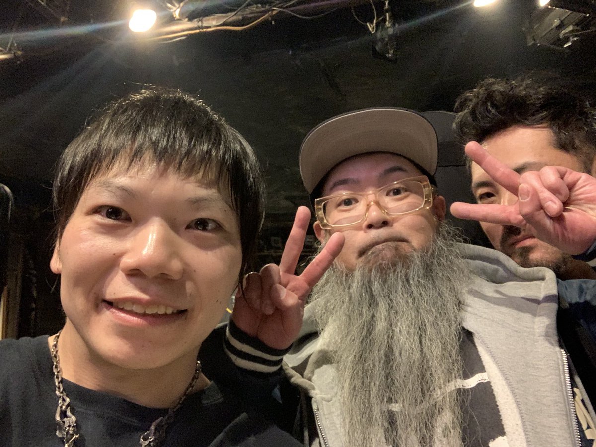 DEATHBONGで下北沢SHERTERでした。
身体もなかなか痛いけど笑いすぎて顔も痛い！！よくある
カッケー先輩達とお客様に囲まれながらライブできて幸せでっす(^^

次は沖縄かー！身体もドラムも鍛え直そ(^^)
