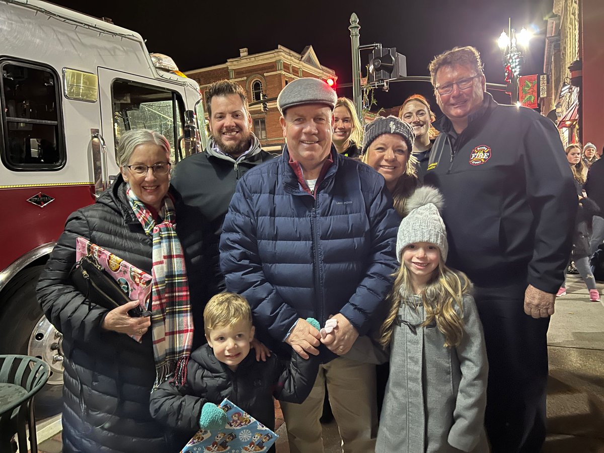 bg_mayor's tweet photo. What a beautiful night to kick off the holiday season in Bowling Green! Thank you to my special guest, Macy Aspacher, and all who attended for helping me light the community tree! https://t.co/WmOUuPUtW1