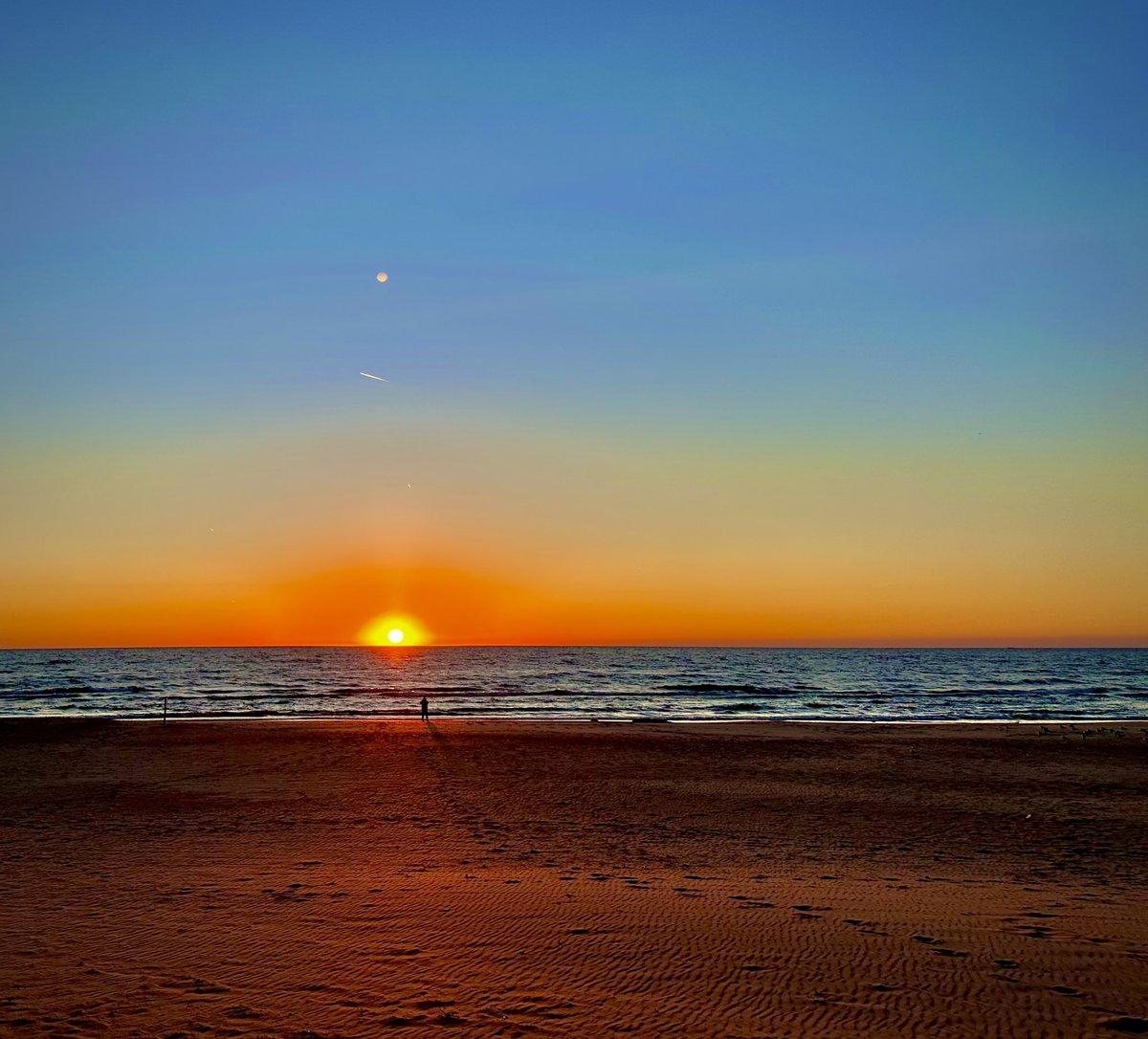 Where’s my guy <a href="/BobVanDillen/">Bob Van Dillen</a>? The last meteorologist on X who still digs our West Michigan sunsets. 
📸 on iPhone 14 Pro. 
No AI shenanigans. 

<a href="/PureMichigan/">Pure Michigan</a> <a href="/MEDC/">Michigan Economic Development Corporation</a> #sunsetkingdom