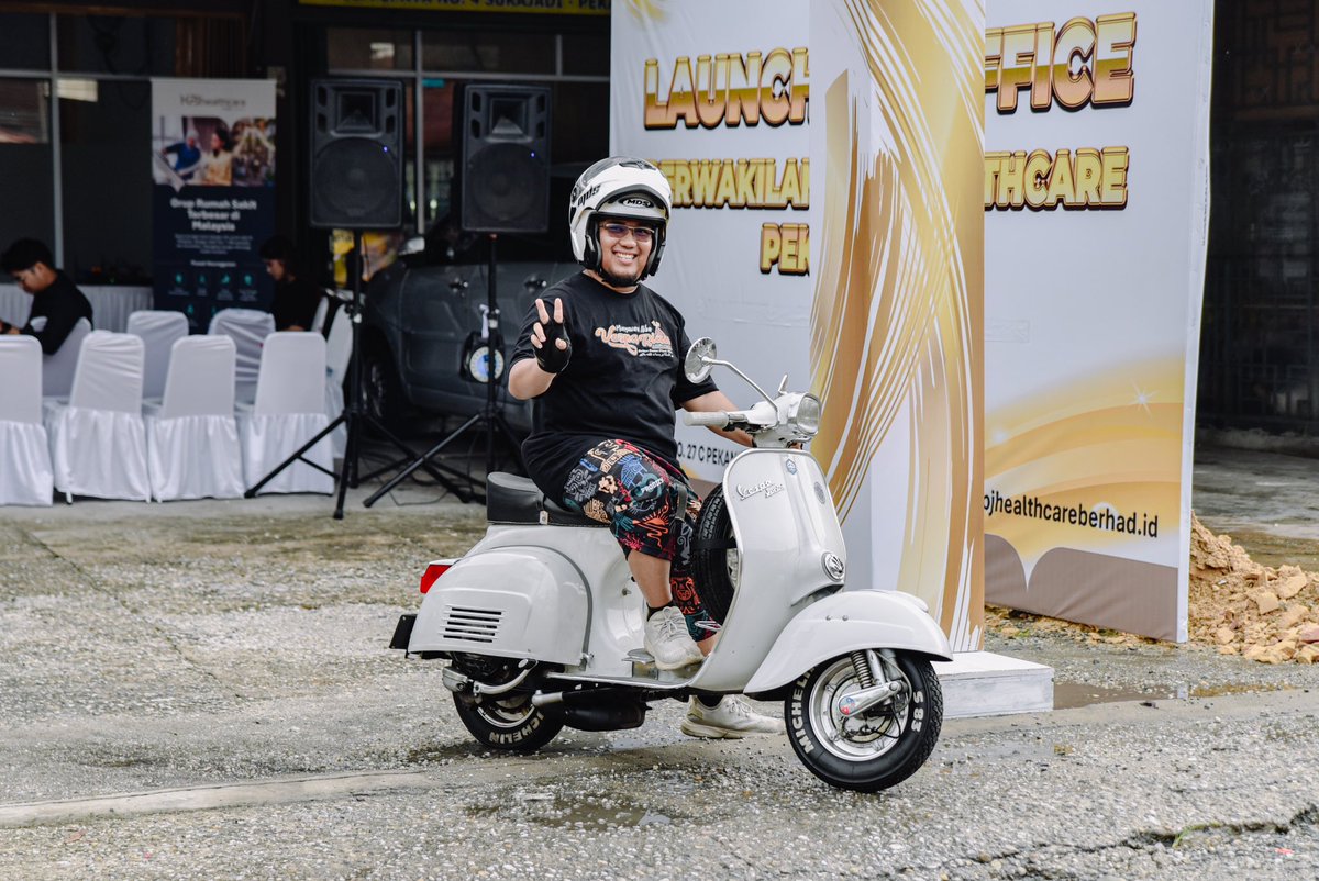 Membeli bumbu rupa-rupa
Untuk memasak si gulai ikan
Pergi kerja naik vespa?
Rasanya seru &amp; menyenangkan