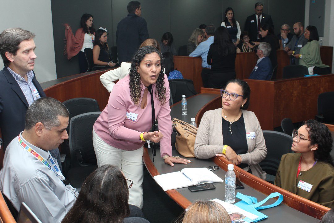 Rampolla_UN's tweet photo. Ayer 200 representantes del sector privado compartieron ideas innovadoras en la V edición del Foro de Sostenibilidad #FSVE2024. Se alcanzaron acuerdos importantes como el establecimiento de agendas de trabajo en cuatro áreas: educación, empleo, cohesión social y cambio climático. https://t.co/YhqoLBirjy
