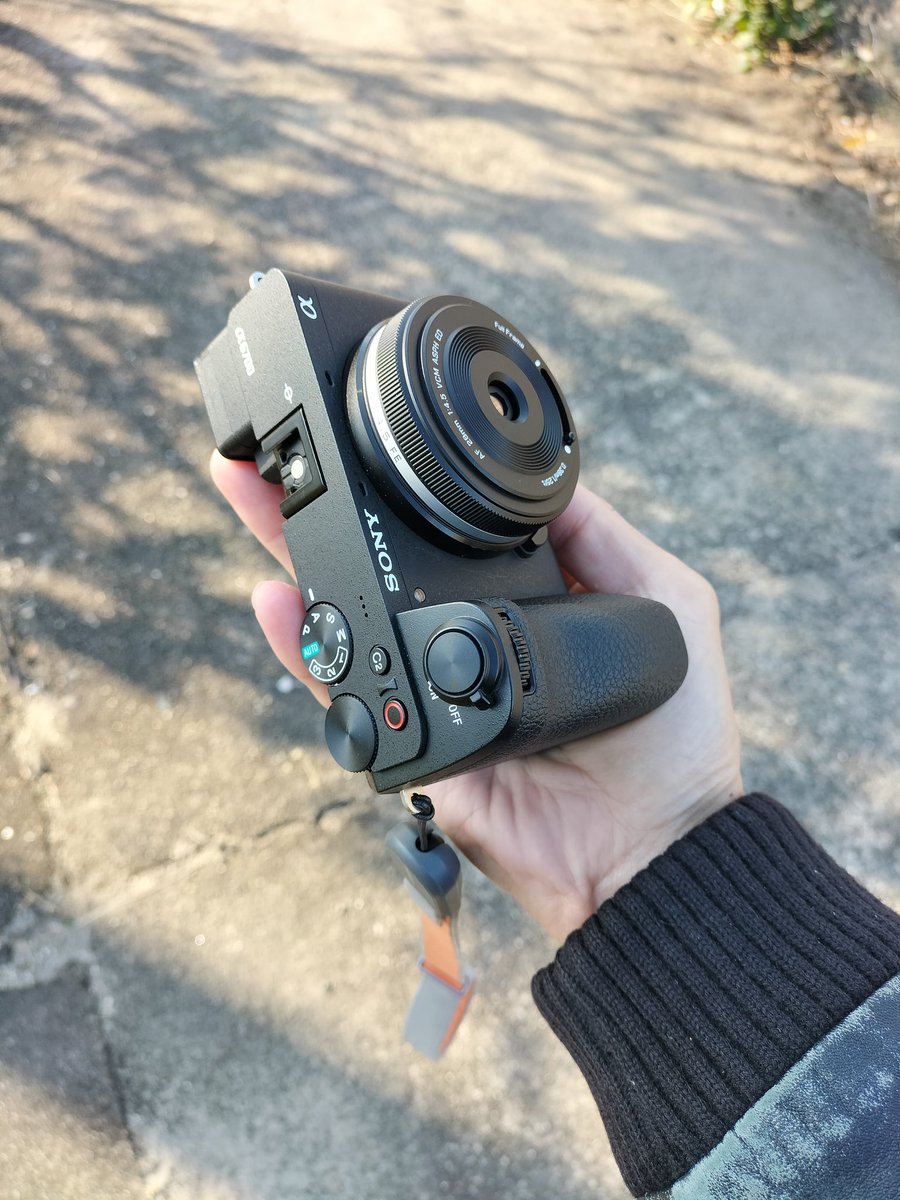 今日の小型軽量スナップカメラ。
Viltrox 28mm f4.5をAPSC運用楽しいぞこれ。GRIIIxごっこ