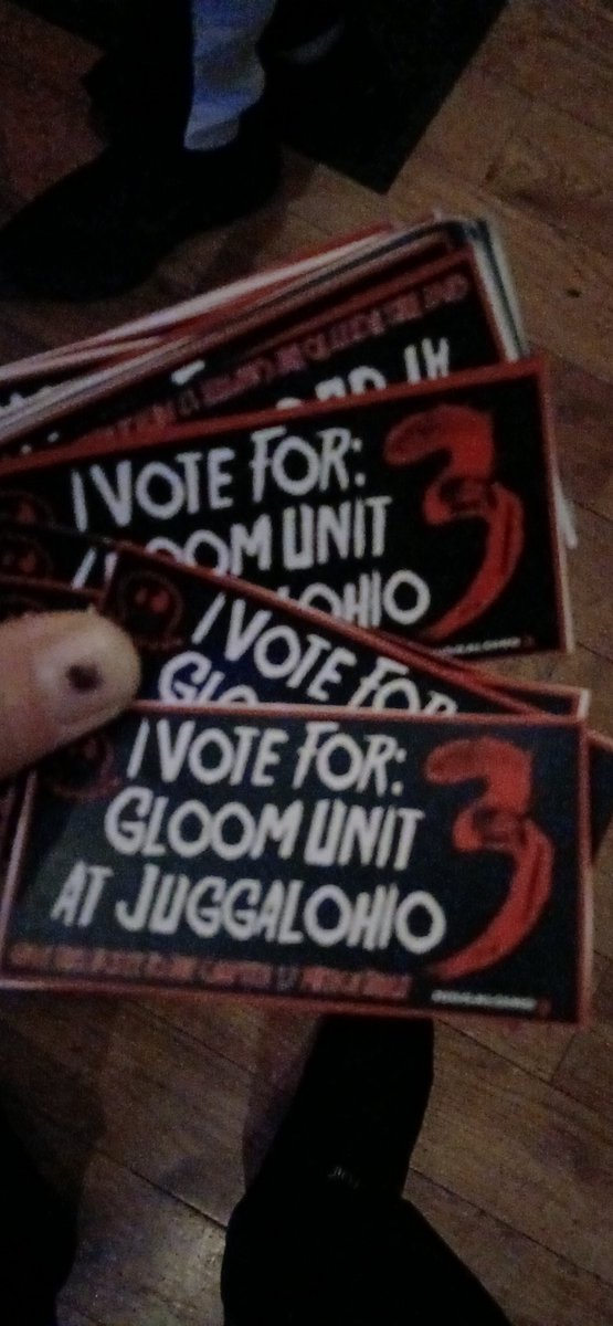 Putting on at the function👻