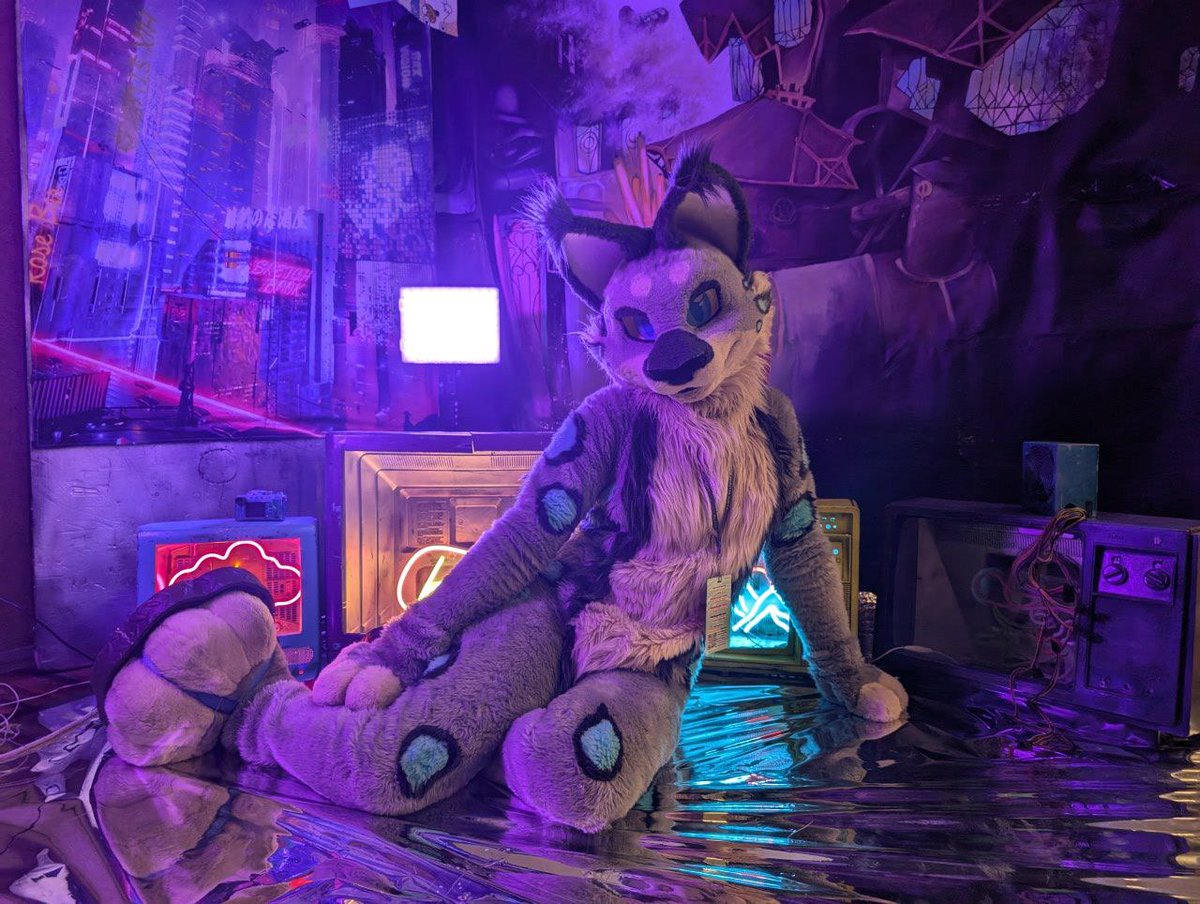 chewiescuz's tweet photo. Nothing like the lul of TV static to make all the problems go away 
📸 @TechnoAurora_

#fursuit #colossalconnorth https://t.co/C1DjqF4PaG