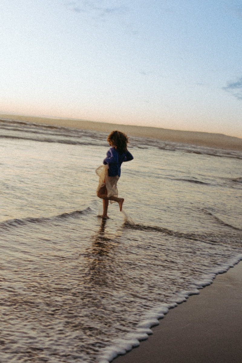 “Something About the Weather” Out Now🌧️💙 

symphony.to/she-is-jules/s…