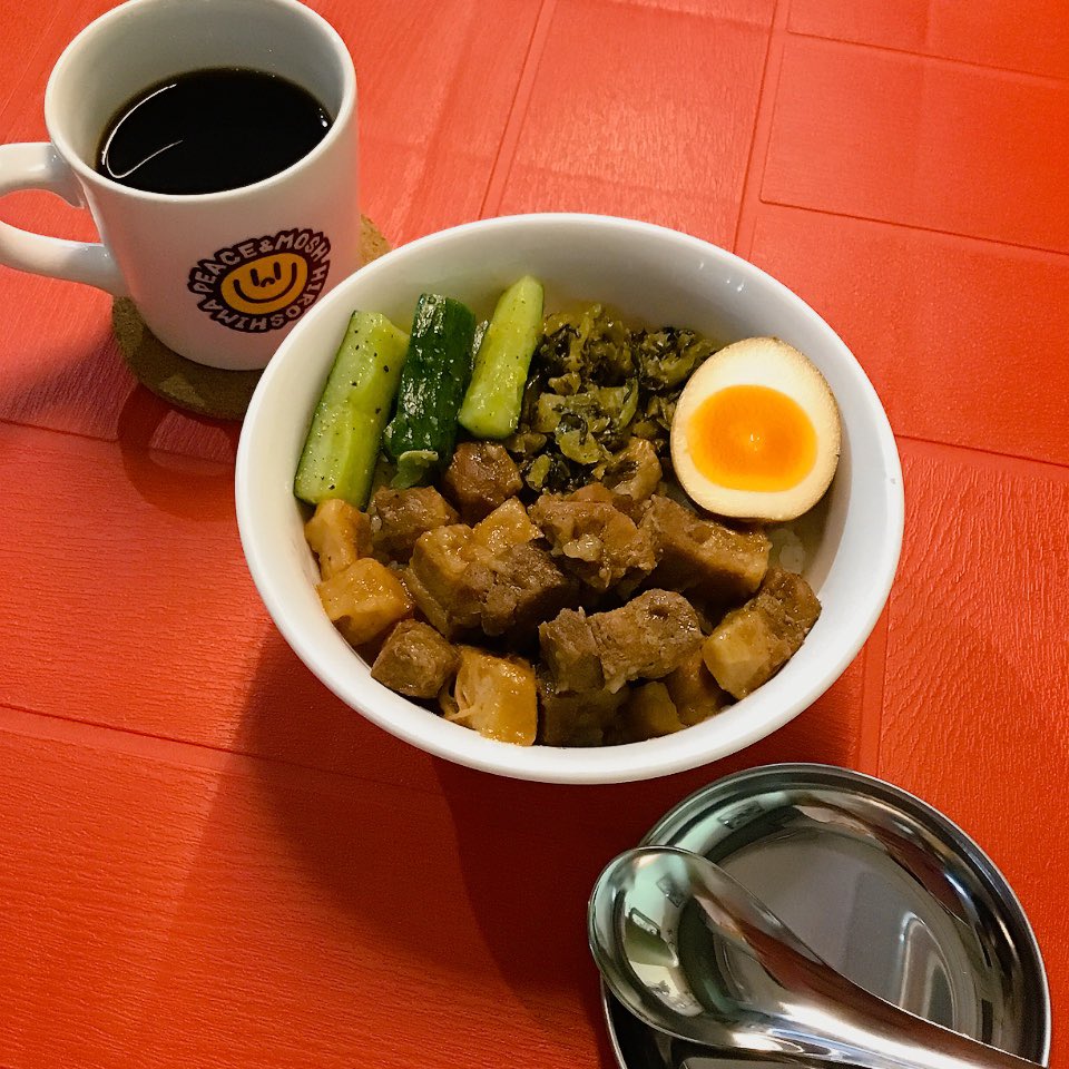 おはようございます！
PEACE&amp;MOSH OPENしております。

押競満寿押のルーロー飯をはじめとしたフードメニューをご用意して皆様のご来店お待ちしております！

また、カフェ利用も大歓迎です。
本日は1日を通して冷えるようです。暖かいコーヒーはいかがですか？☕️

18時までご来店お待ちしております。