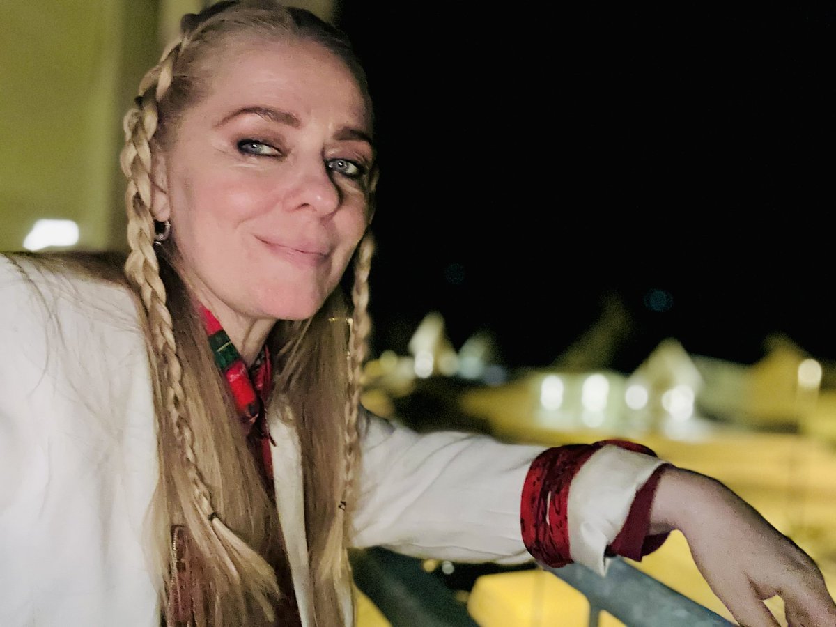 Just finished playing a gig and was reminded tonight that there are a lot of amazing people out there. 
Sometimes I live a little too much in my own head...but getting out there and feeling the love is really what makes the climb worthwhile. Thanks guys.❤️