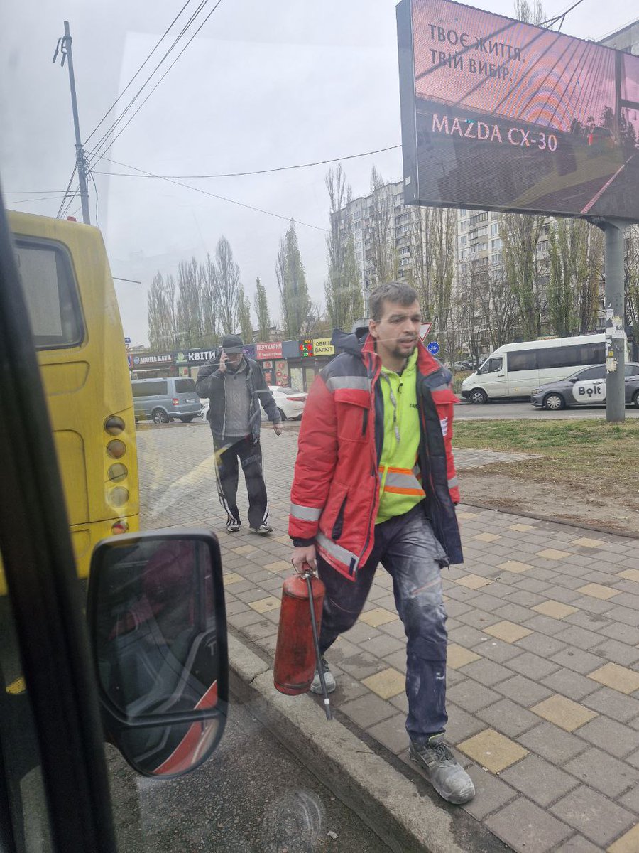 Коротко про мене:
Рятую в складі команди порятунку тварин Києва- тварин з різних надзвичайних ситуацій.
Можу допомогти як волонтер -рятувальник в інших ситуаціях, наприклад під час пожежі чи катастрофи.
Заробляю промисловим альпінізмом. Захоплення: спелеологія(зараз не не часі)(