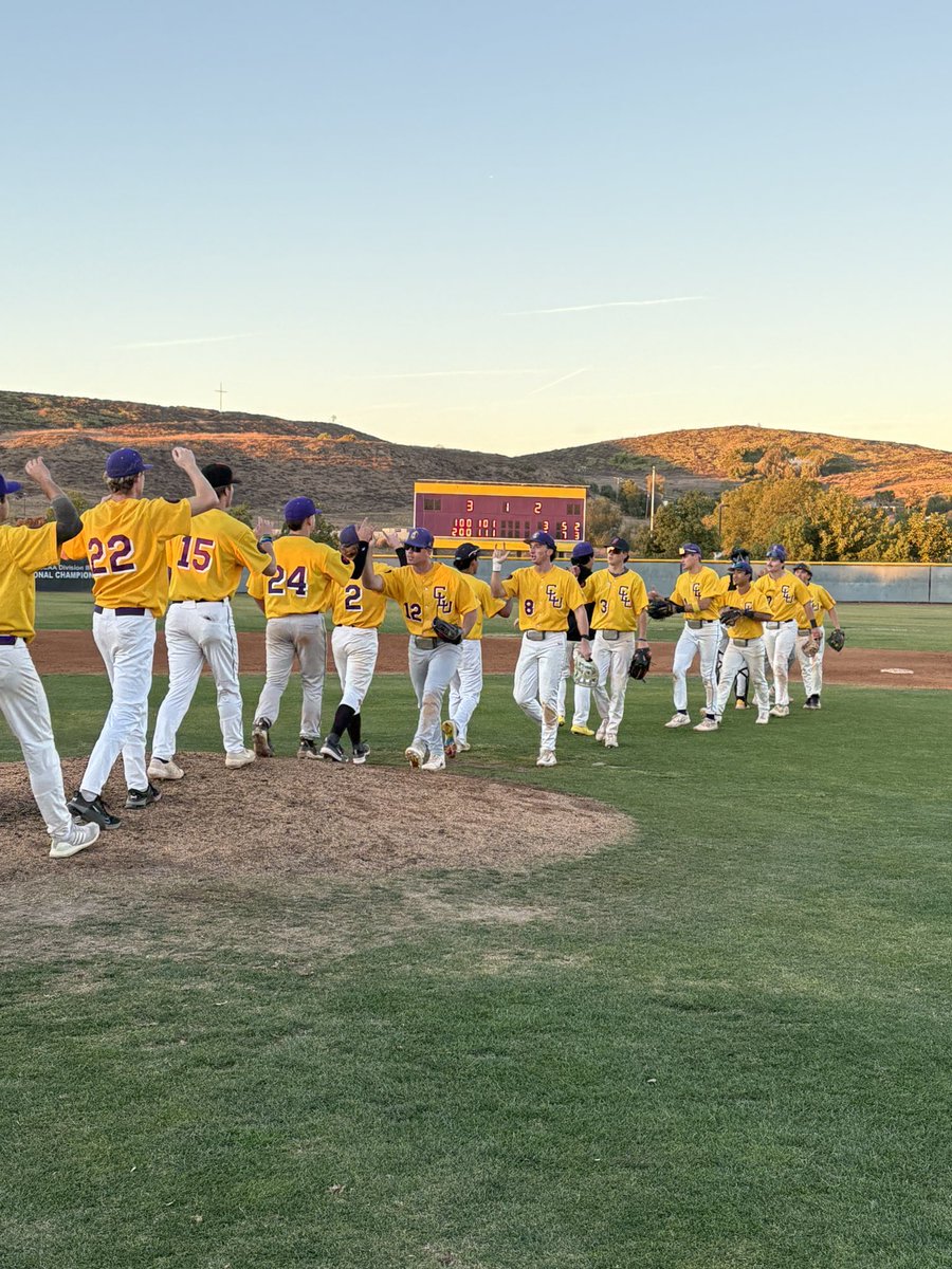 Gold takes game #1 by the score of 5-3. 

Game two set for 11:30 tomorrow!

#GoKingsmen 👑