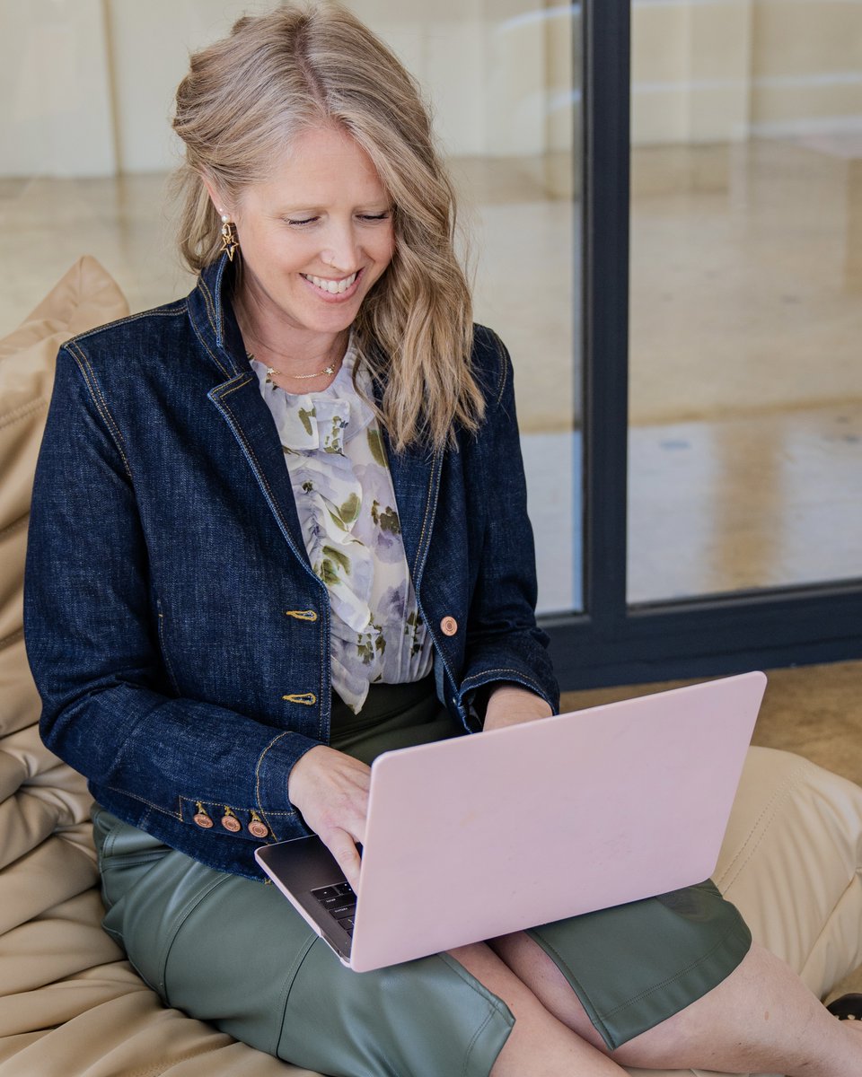 cabiclothing's tweet image. Who is a #cabistylist? She’s a purveyor of style and confidence. She loves bringing women together. She’s the go-to for chic looks and fabulous vibes. And she could be YOU!

👩‍💻 Learn more about becoming a cabi Stylist: cabiclothing.co/3ZiGx2i