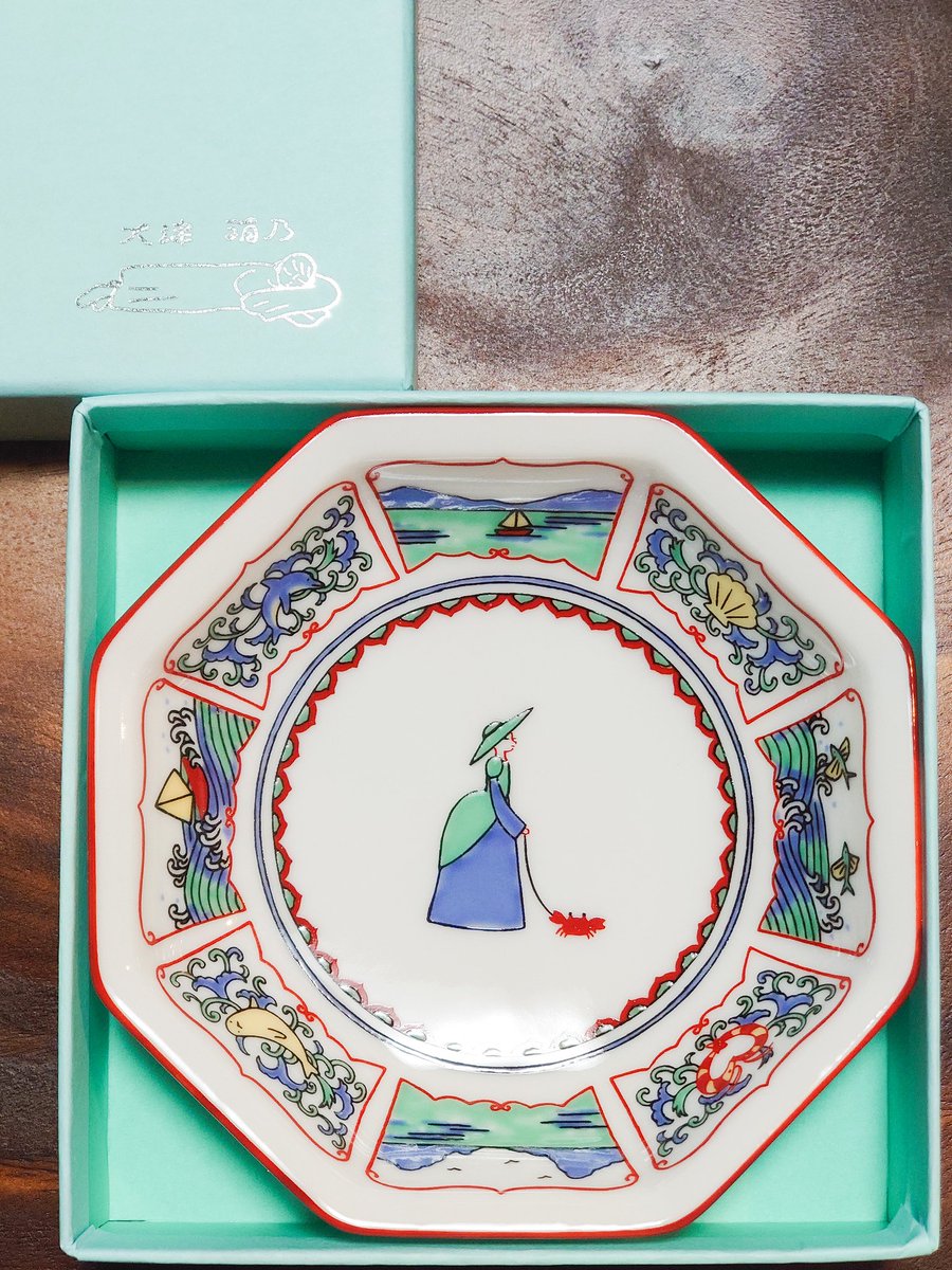月の砂漠のお皿 大津萌乃さんのイラストがデザインされた有田焼の小皿。海辺の街のご