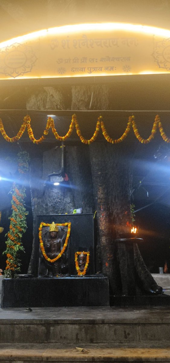 शनि महाराज का नाम लेते ही, सच्चाई का आभास हो,
कष्टों से मुक्ति मिलती है, जब उनकी कृपा पास हो।
जो करते हैं सत्कर्म, शनि उनका साथ निभाए,
दूसरों के दुखों को हरकर, उन्हें सुख का मार्ग दिखाए।

जय हो शनि देव