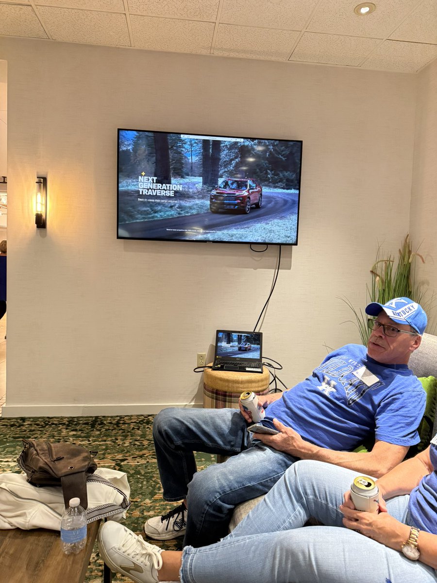 TeslaSiebs's tweet photo. When the bar doesn't carry the game, BBN finds a way

@UKAthletics @KySportsRadio @DrewFranklinKSR @CoachMarkPope @Kentuckyweather #bbn @brianwkyt @buzzbaker @CameronMillz https://t.co/pH9HGMO4MY