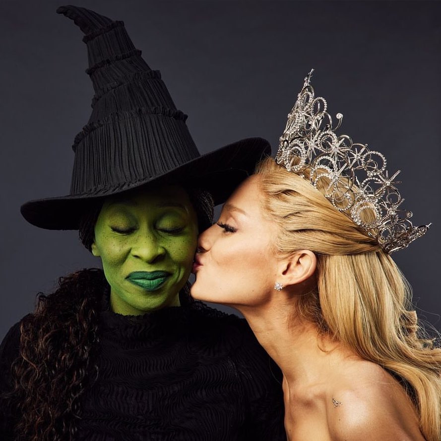 infoari's tweet image. FLOPOU: “Wicked” teve a maior pré-estreia da HISTÓRIA de uma adaptação musical nos Estados Unidos! 🇺🇸 

No Brasil, mais de 45 mil pessoas foram aos cinemas antes mesmo da estreia oficial. E a contagem está só começando! 🇧🇷