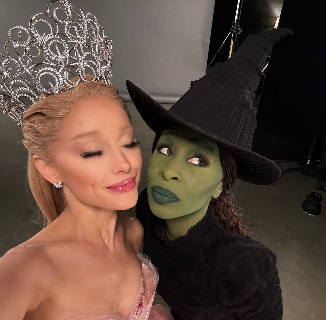 infoari's tweet image. FLOPOU: “Wicked” teve a maior pré-estreia da HISTÓRIA de uma adaptação musical nos Estados Unidos! 🇺🇸 

No Brasil, mais de 45 mil pessoas foram aos cinemas antes mesmo da estreia oficial. E a contagem está só começando! 🇧🇷