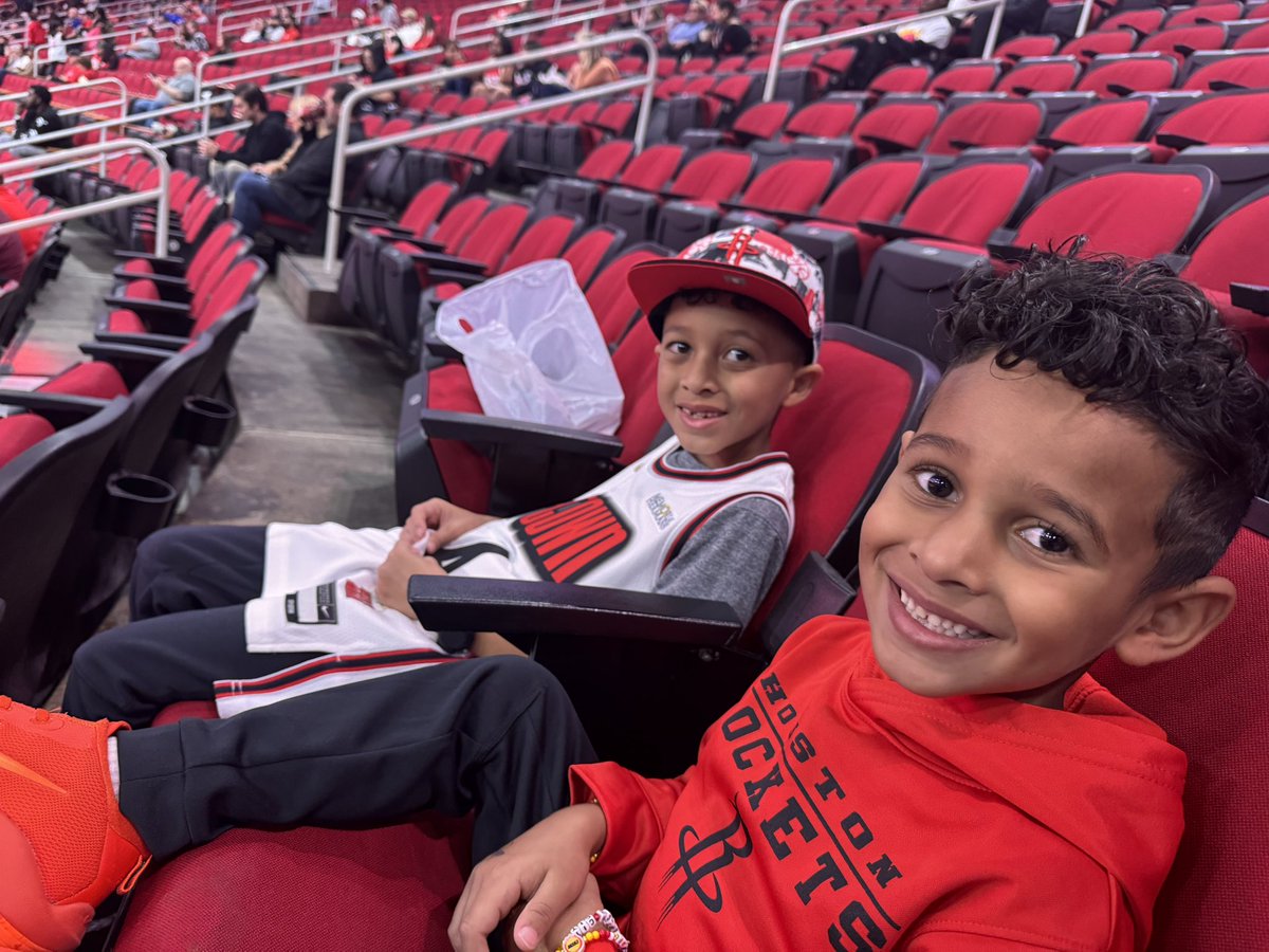 JHopp12's tweet photo. @HoustonRockets Their first game EVER! https://t.co/qxqzaGdQpv