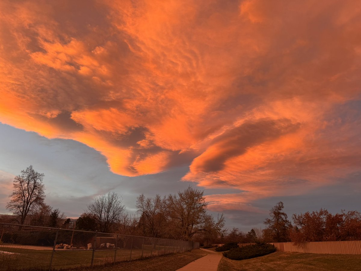 jonlurie's tweet photo. @SchwartzNow @BoulderCAST While running in East Boulder. https://t.co/eoaZziG8Ri