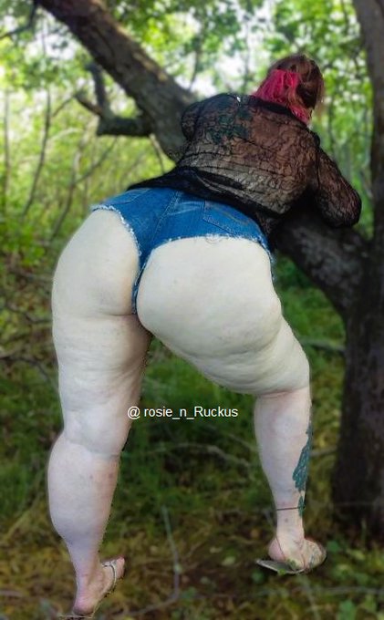 TGI Fat Ass Friday!! Hit up our store for lots of new content, freebies and rosie&#039;s cam schedule https://t