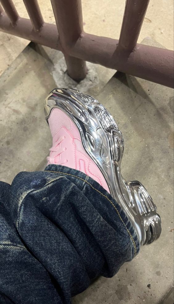 JustFreshKicks tweet media