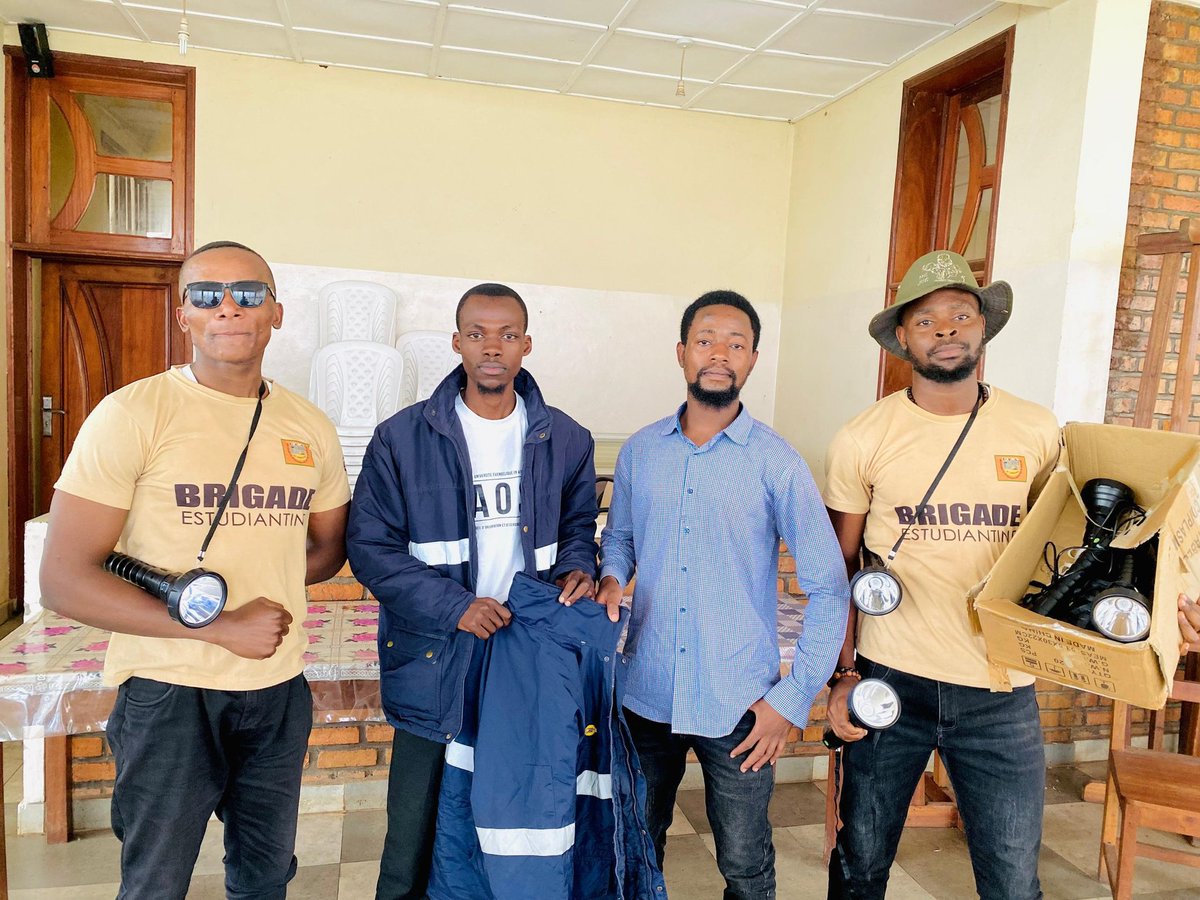 College_Uea's tweet photo. REMISE OFFICIELLE DES ÉQUIPEMENTS ( TRICOT , TORCHES .....) À LA BRIGADE ESTUDIANTINE DE L'UNIVERSITÉ ÉVANGÉLIQUE EN AFRIQUE PAR LE PORTE PAROLE @salomon_kizito. Cette réalisation s’ajoute aux multiples déjà observées et qui ne sont pas prêtes d’être finis , a t’il souligné. https://t.co/jO6QuN3mAE