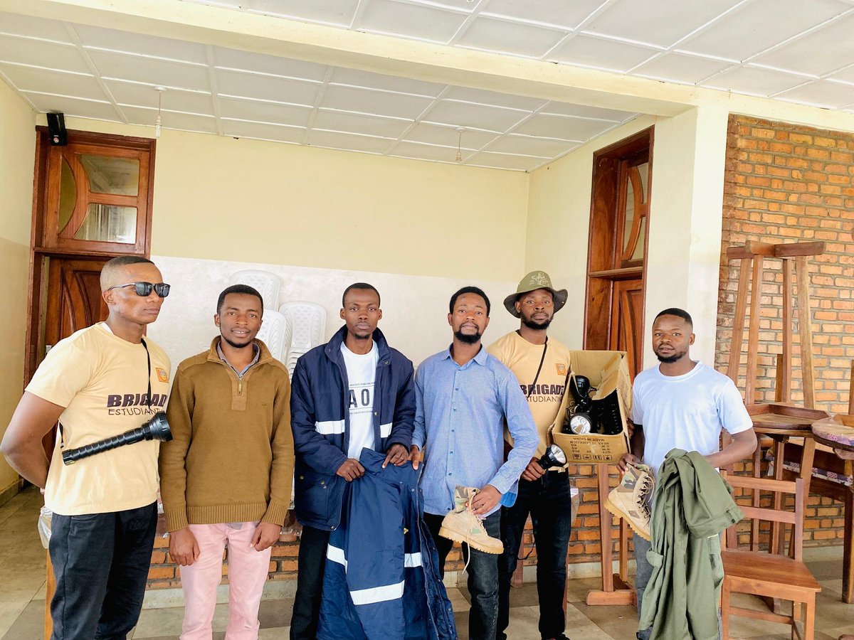 College_Uea's tweet photo. REMISE OFFICIELLE DES ÉQUIPEMENTS ( TRICOT , TORCHES .....) À LA BRIGADE ESTUDIANTINE DE L'UNIVERSITÉ ÉVANGÉLIQUE EN AFRIQUE PAR LE PORTE PAROLE @salomon_kizito. Cette réalisation s’ajoute aux multiples déjà observées et qui ne sont pas prêtes d’être finis , a t’il souligné. https://t.co/jO6QuN3mAE