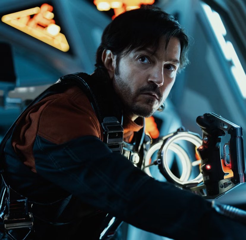 sw_holocron's tweet image. Tony Gilroy says he wished that ANDOR Season 1 converted more non-Star Wars fans to be fans of the franchise

“I was surprised it hasn't translated exactly into widening the audience for people who are Star Wars-averse. That's our goal this time. There's somebody out there…