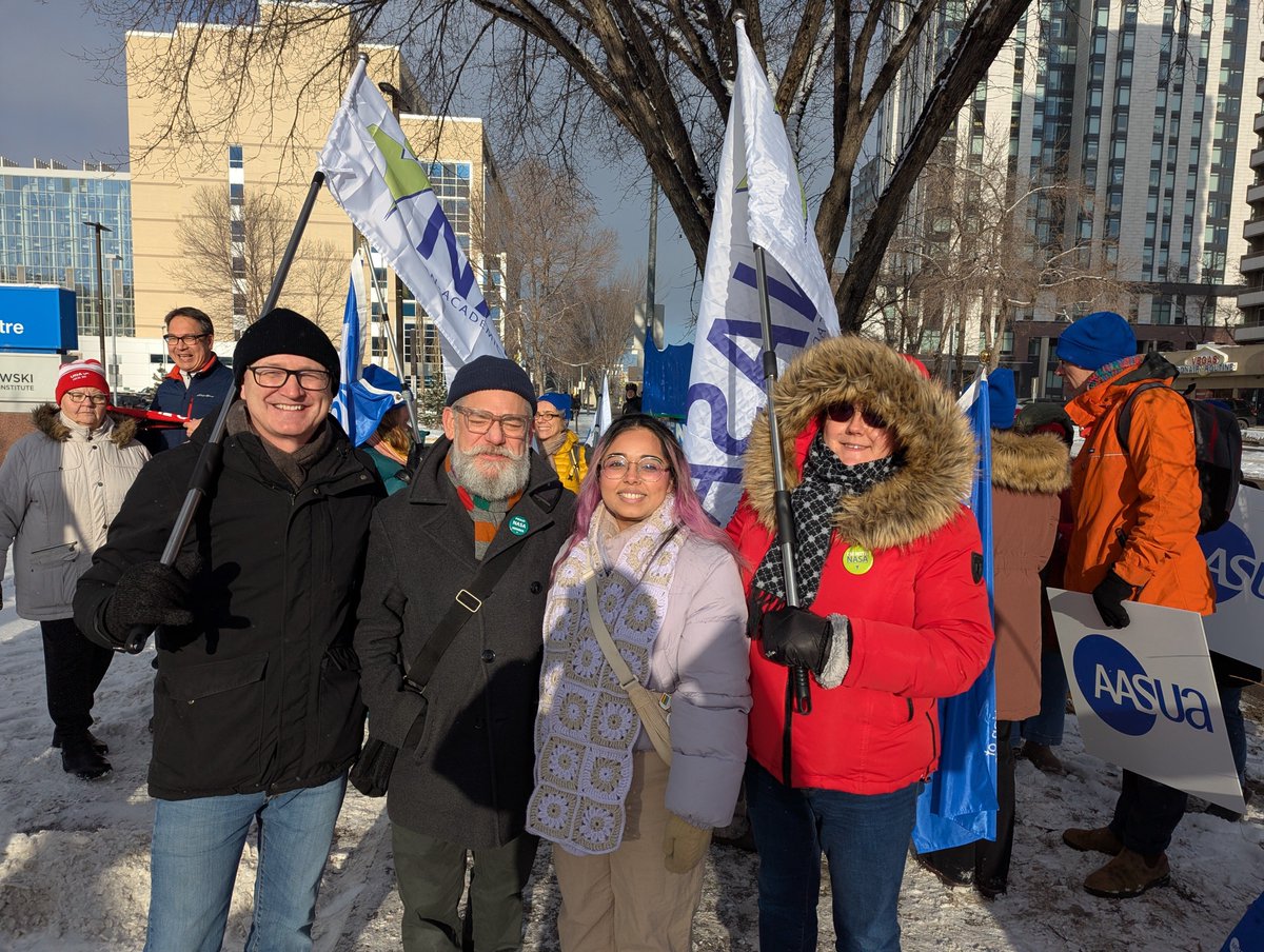 Solidarity with <a href="/UnitedNurses/">United Nurses of Alberta</a> Local 301 from a chilly Rally for Respect at the #UAlberta hospital today! Nurses deserve respect in contract negotiations and safe staffing levels and safe work environments.
#NeedNursesAB
