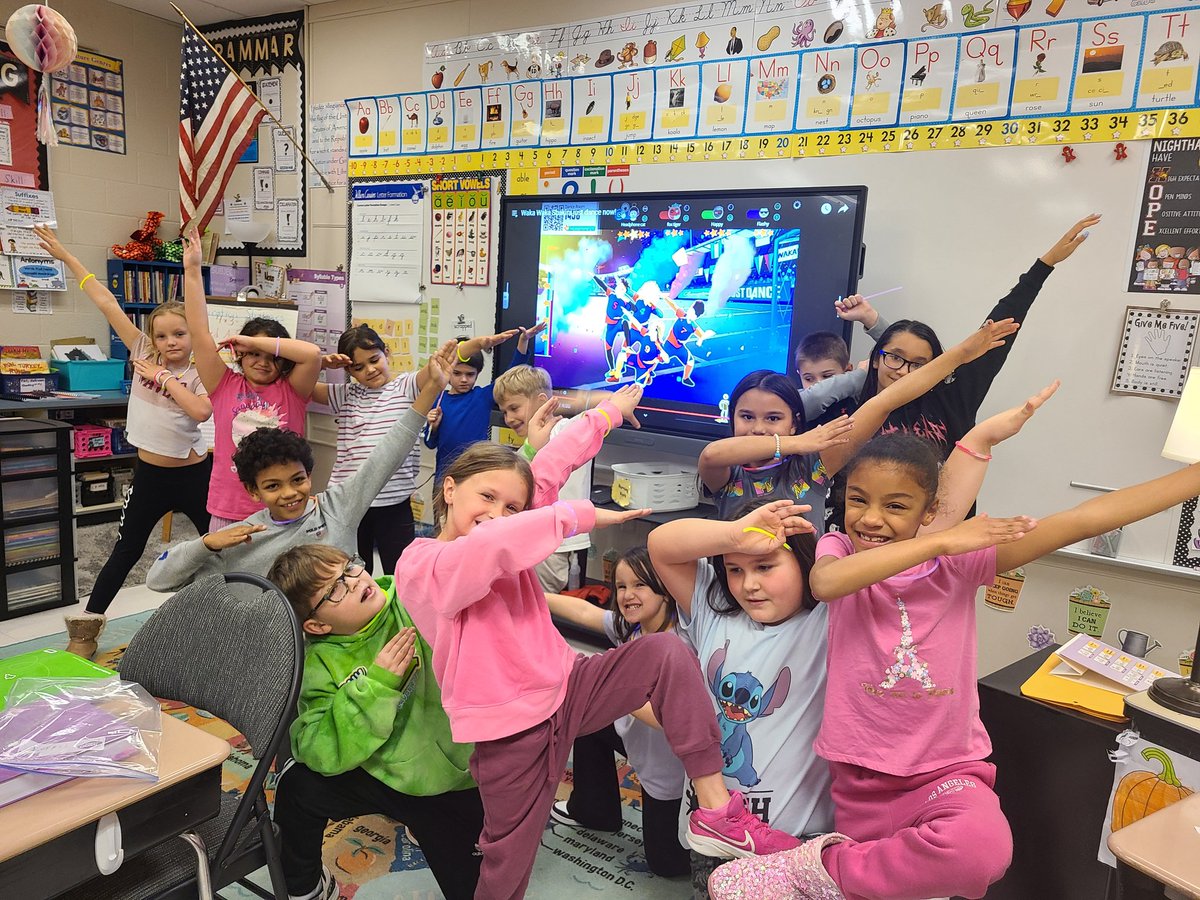 MrsBolden3's tweet photo. We had a great glow/ dance party reward for PBIS today! https://t.co/1WZh25yfsc