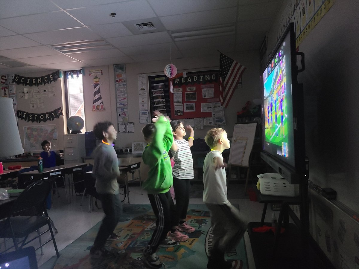 MrsBolden3's tweet photo. We had a great glow/ dance party reward for PBIS today! https://t.co/1WZh25yfsc