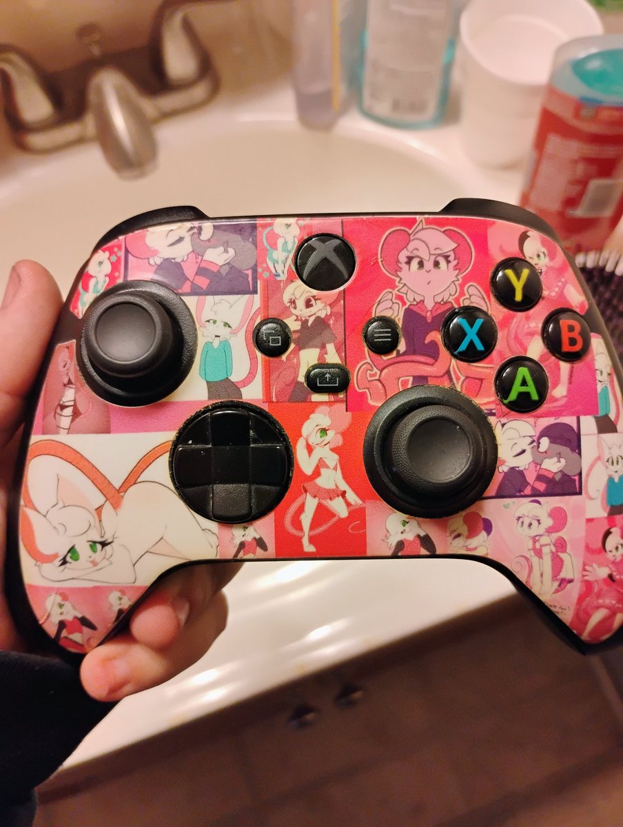 sanitex7's tweet image. @Whygena_Draws  the end result of my small passion in project! Reggie controller!