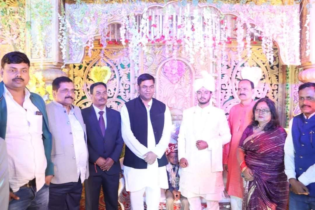vippartyindia's tweet photo. मोतिहारी के मुसवा में पूर्व मंत्री व वीआईपी सुप्रीमो सन ऑफ मल्लाह श्री मुकेश सहनी जी ने श्री प्रभु चौधरी के पुत्री की शादी समारोह में शामिल होकर नव दम्पत्ति को सुखद व मंगलमय वैवाहिक जीवन की आशीर्वाद दी।
@sonofmallah https://t.co/dFFhZSJVi5