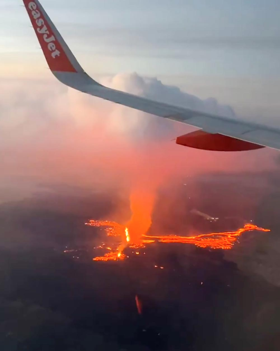 Incredible footage from passenger on easyJet flight over Iceland
airlive.net/news/2024/11/2…