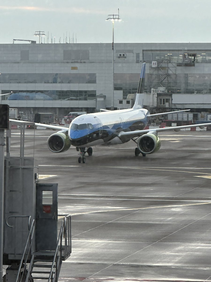 jcg1701's tweet photo. @airBaltic This was in BRU last December for my flight to RIX.  Beautiful plane and great service! https://t.co/kolBBHKEpu
