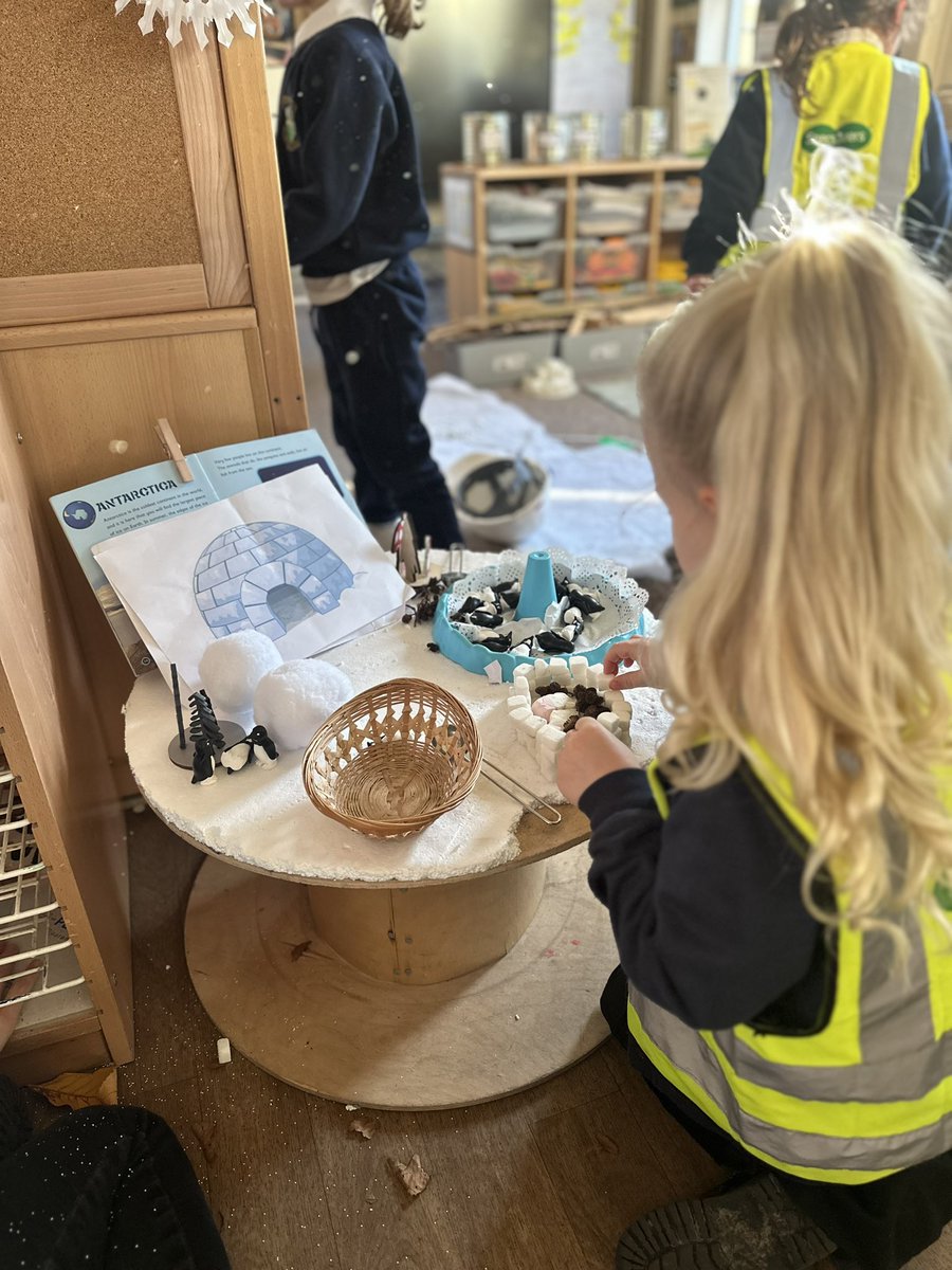 BrynBachSchool's tweet photo. After our school was covered this week, we have been immersed in all things snow! Dosbarth Lili have been sorting and counting in Maths, mixing colours and painting snow outdoors, as well as making sugar cube and junk model igloos 🌨️❄️⛄️👏🏻 https://t.co/Bv4uIQKemD