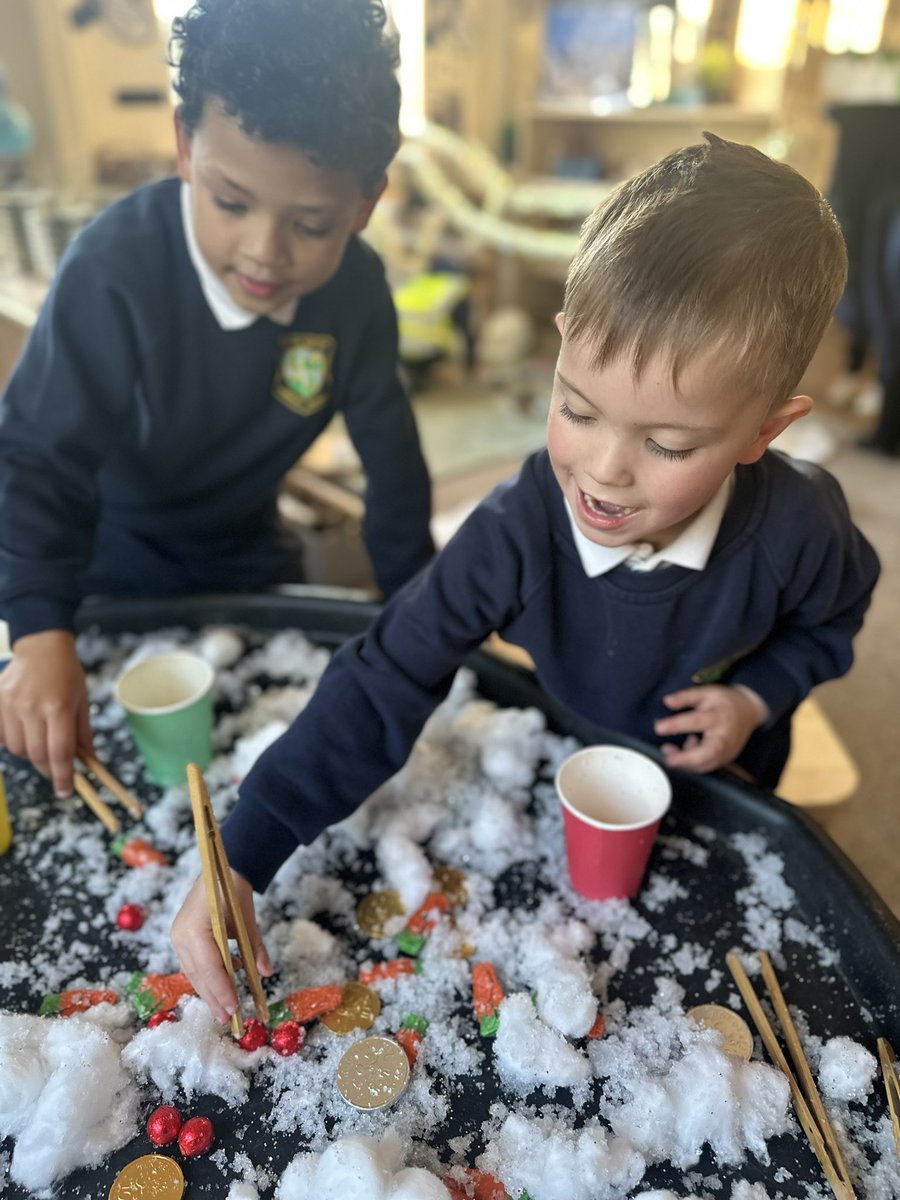 After our school was covered this week, we have been immersed in all things snow! Dosbarth Lili have been sorting and counting in Maths, mixing colours and painting snow outdoors, as well as making sugar cube and junk model igloos 🌨️❄️⛄️👏🏻