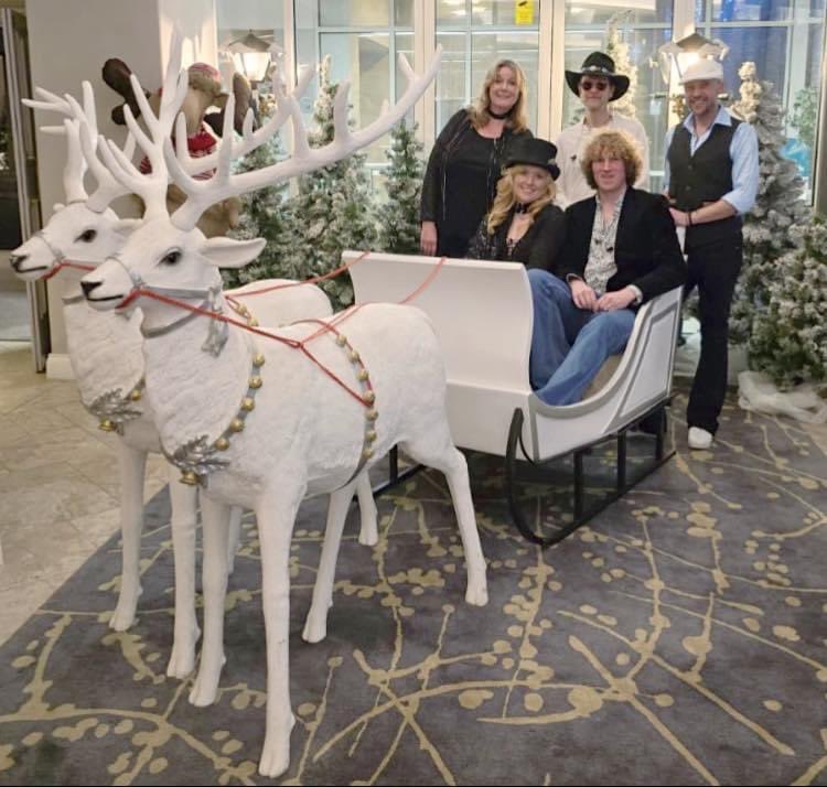 FWoodUnchained's tweet photo. We were performing at a private event last night in Essex. It felt so festive driving there in the snow and playing in all this fabulous decor ❄️🎄! We are so grateful for how this year has gone for Fleetwood Unchained. Thank you to everyone who has come and supported us 🙏🏼❤️ https://t.co/SwlGHxGDlp