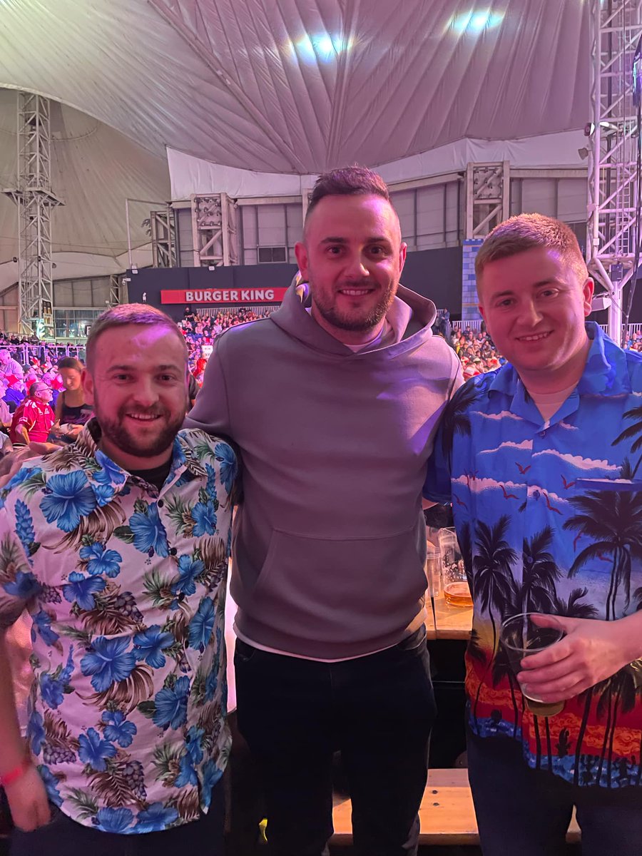 Adammm_15's tweet photo. Just a quiet one at the darts at butlins.... https://t.co/iYgvlxUHDt