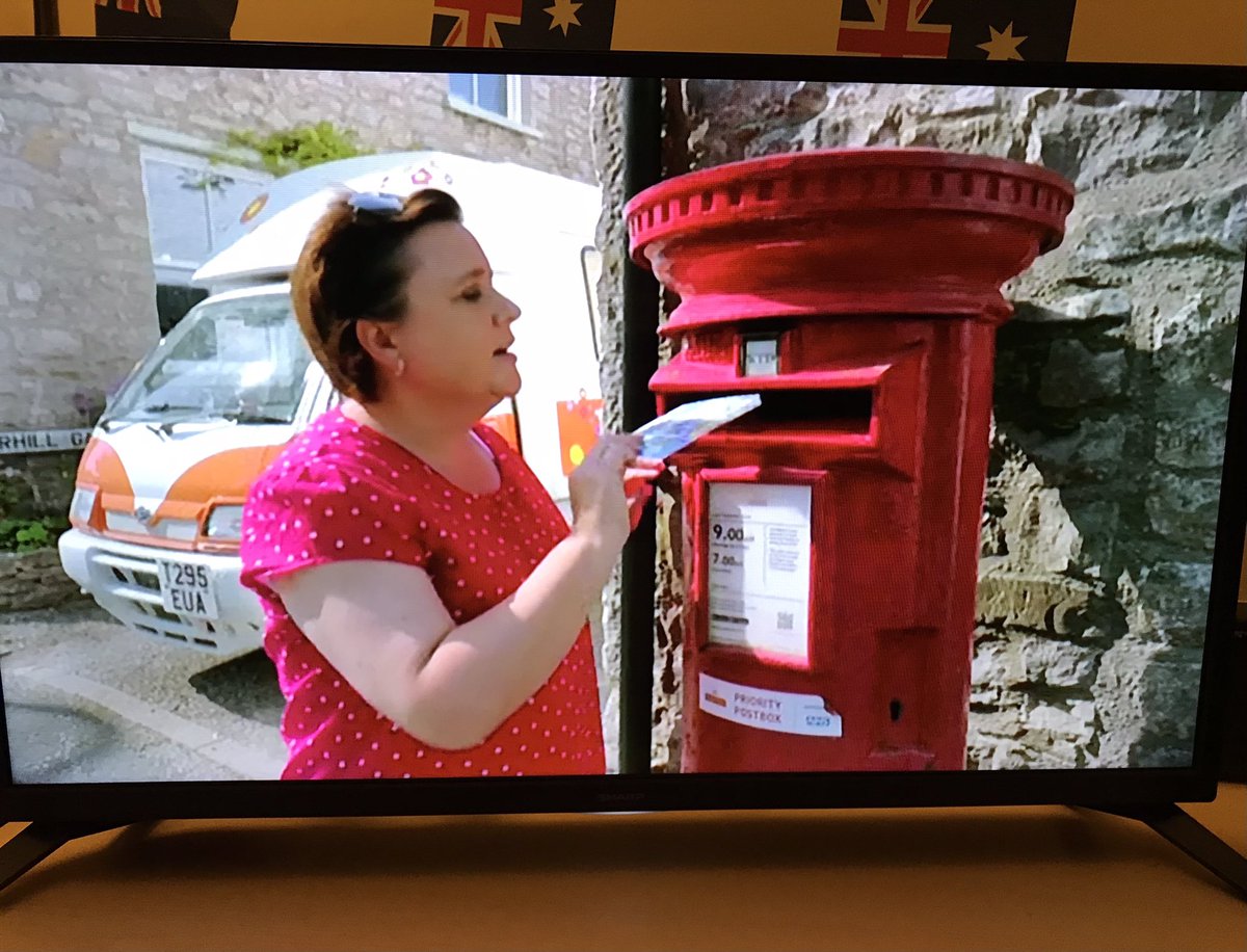 letterappsoc's tweet photo. You know when you catch something by chance and you are spectacularly rewarded. Well that really. (Hoping @SusanCalman might like to join The Handwritten Letter Appreciation Society too!) #PostmanPat #PostboxSaturday 😁📮❤️ https://t.co/DVC7H7v3Dw