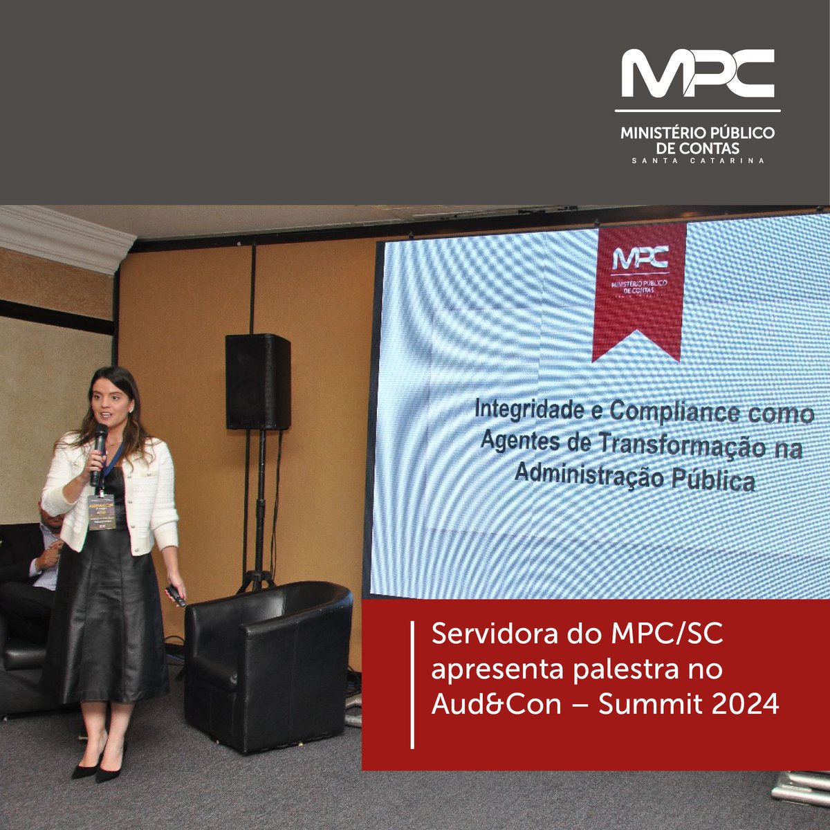 MPC_SC's tweet photo. O MPC/SC participou do Aud&amp;Con – Summit, realizado de 20 a 22 de novembro em Curitiba (PR).

A servidora Jacqueline de Melo Olinger ministrou a palestra "Integridade e Compliance como Agentes de Transformação na Administração Pública". 

Saiba mais: https://t.co/XBJ1gm913h https://t.co/6Sha7a9dd9