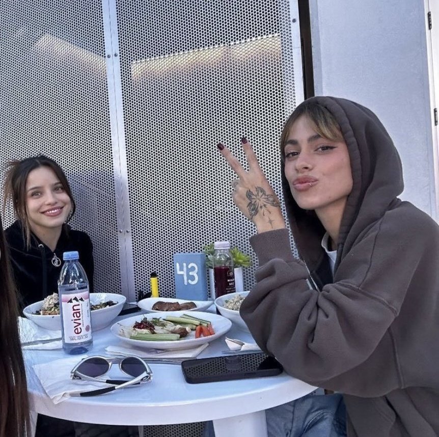 emupdate's tweet photo. 📷 Emilia y Tini en Miami https://t.co/MDLCzP3LRG