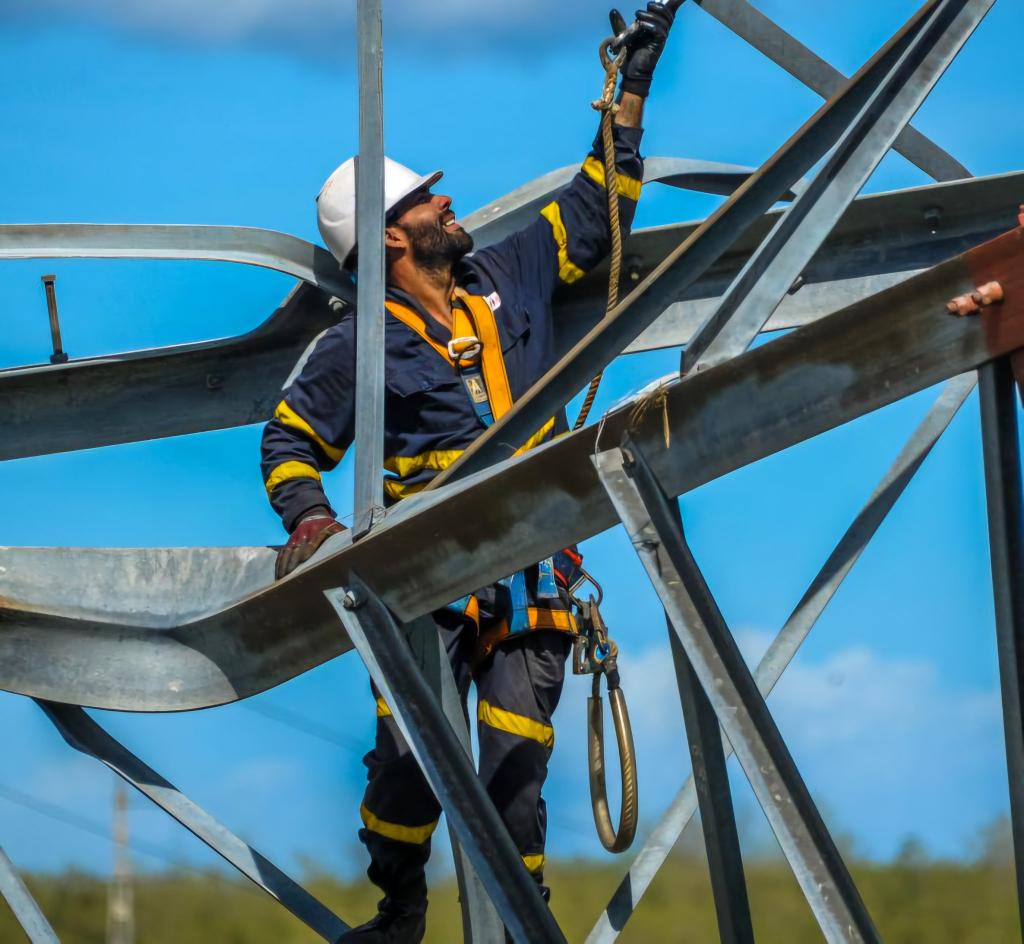 Avanzan las acciones de recuperación del sistema eléctrico en #Artemisa. Ya están levantadas las 6 torres de alta tensión de 220 kV, que fueron derribadas tras el paso del huracán Rafael.

Seguimos #DePieYCombatiendo.