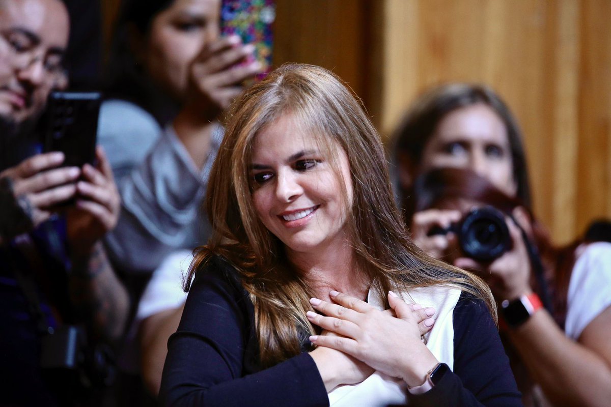 Prensa_UdeG's tweet photo. La maestra @KarlaPlanter1 es la Rectora General electa de la Universidad de Guadalajara.

💻📲➡️ https://t.co/IpR8Eb0B8w https://t.co/TiZbchEC4Z