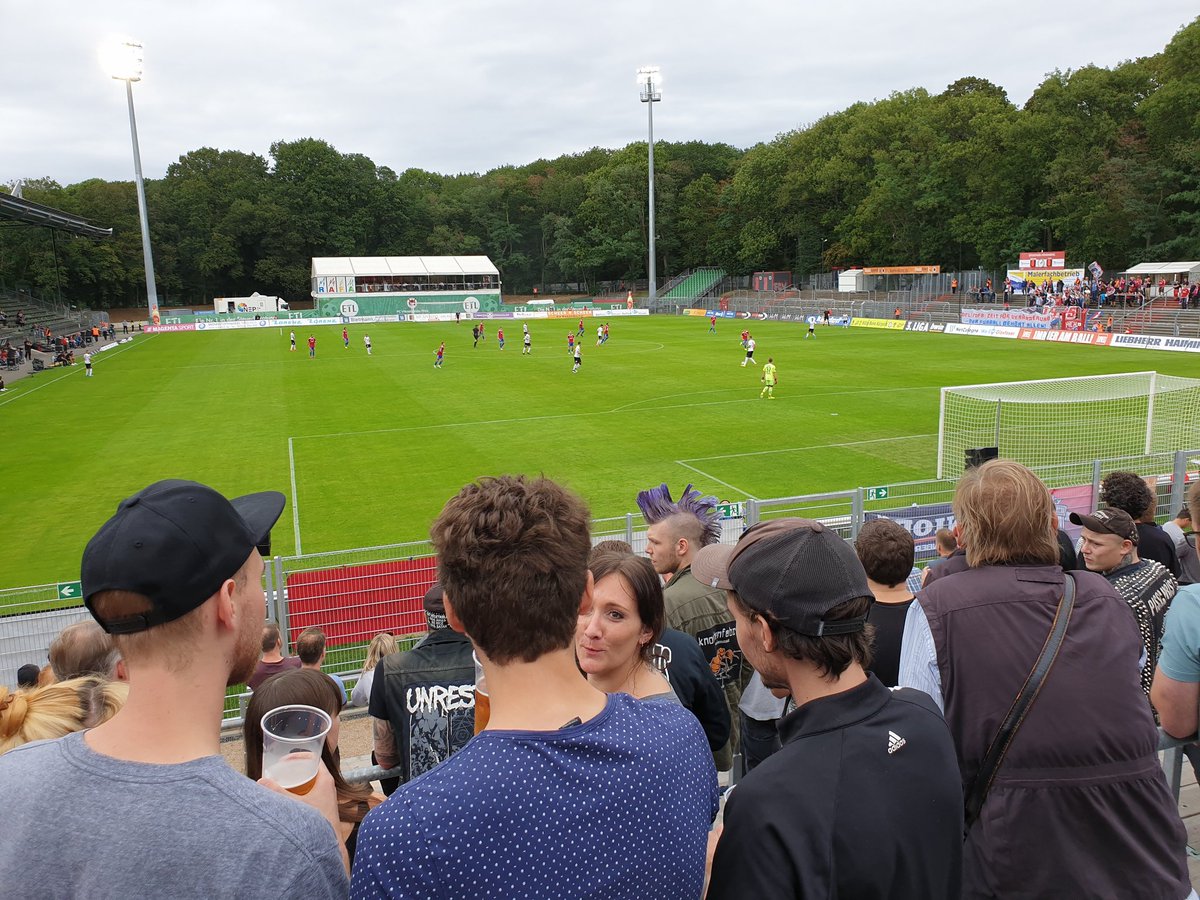 yostbye's tweet photo. @nordicstadiums_ Nydelig stemning under flomlysene. Var der selv i 2019 (i dagslys). Dårlig kamp, men en av de beste pølsene jeg har spist åå kamp i Tyskland. https://t.co/FJaxq7AiSU