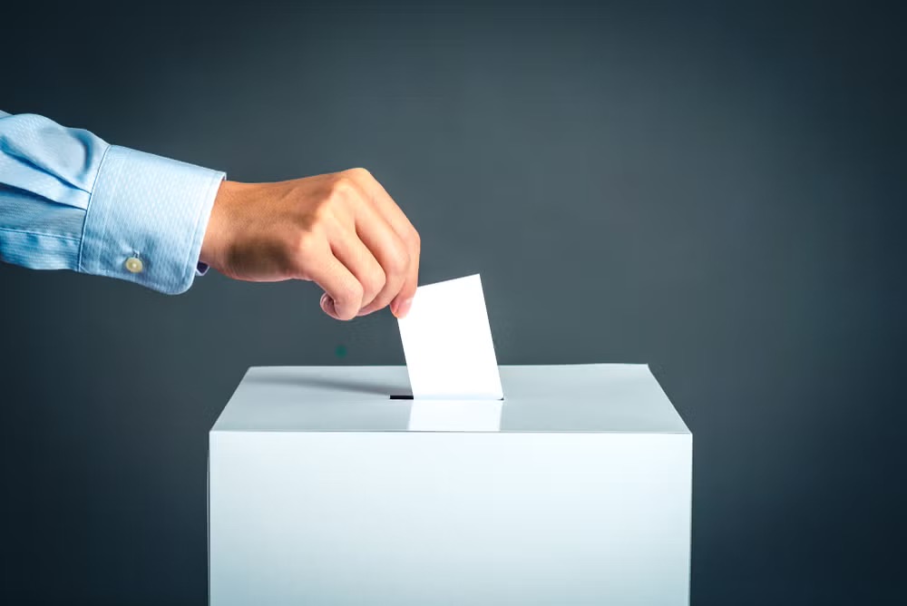 kazachenko22's tweet photo. ¿Voto obligatorio o libertad frente al Estado?
Es un debate bastante controversial. A primera vista, puede parecer que el sufragio obligatorio desafía a la democracia. Sin embargo, presenta ventajas que pueden fortalecer el sistema democrático. Sigue leyendo para más.#DocFcomunav https://t.co/ArL6aMqnmc