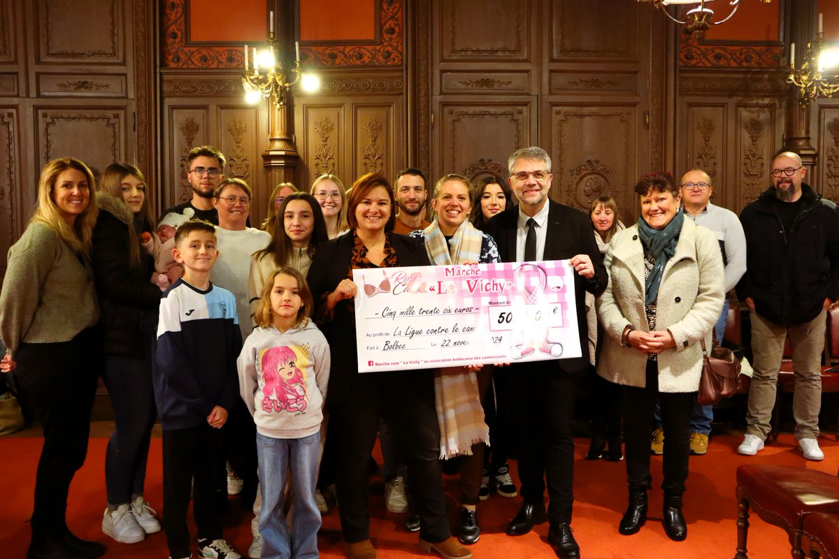 Monsieur le Maire, Christophe Doré, et Marie-Jeanne Demol, adjointe, étaient présents à la remise de chèque pour la Ligue contre le Cancer, des fonds récoltés lors de la Marche Rose « La Vichy » 2024, organisée par l'association "Rose&amp;Caux".
5036€ ont ainsi été récoltés !