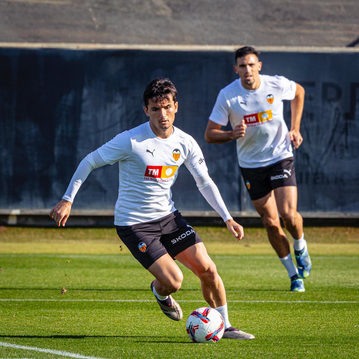 Hugo Guillamon (@hguillamon) on Twitter photo Mañana volvemos a nuestra casa. Han sido semanas difíciles, pero esperamos poder daros una alegría. Os lo merecéis. Sempre AMUNT!!! 🦇💪🏼 <a href="/valenciacf/">Valencia CF</a> Mañana volvemos a nuestra casa. Han sido semanas difíciles, pero esperamos poder daros una alegría. Os lo merecéis. Sempre AMUNT!!! 🦇💪🏼 <a href="/valenciacf/">Valencia CF</a>
